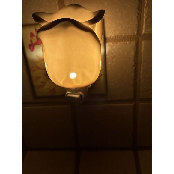 SCENTSY WHITE TULIP SHAPED NIGHTLIGHT WAX MELT WARMER - Picture 8 of 8